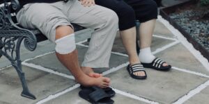 아이가 머리를 부딪힌 후 밤새 상태를 살피는 부모의 모습