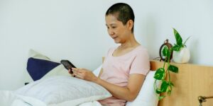스마트폰으로 공모주 청약을 확인하는 모습