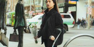 낙상 사고 후 아이를 관찰하는 엄마와 24시간의 흐름을 나타내는 이미지