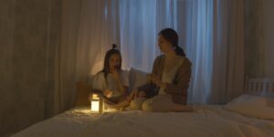 침대 옆 스마트 스피커가 놓인 아늑한 아기 방의 모습