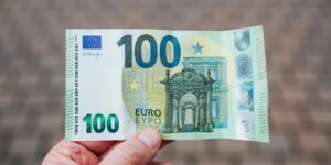 나스닥 100 ETF 적립식 투자를 상징하는 저금통과 우상향 차트 이미지