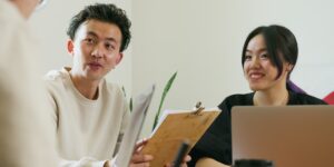 주택청약 개편 내용을 확인하는 30대 부부의 모습