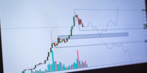 재테크와 자녀 미래를 상징하는 저금통과 주식 차트