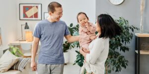 행복한 가정을 꾸리는 30대 부부와 아기의 모습