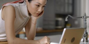 가정 내 전기·가스 요금 고지서를 확인하는 태블릿 모습