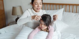 아이 피부에 나타난 붉은 두드러기 증상과 부모의 대처를 위한 이미지
