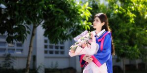 성장하는 동전 식물과 학사모가 함께 있는 학자금 마련 콘셉트 이미지