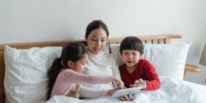 태블릿으로 영어 학습을 하는 아이와 그 곁을 지키는 따뜻한 분위기의 공부방