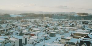 12월의 고즈넉한 일본 온천 마을 풍경