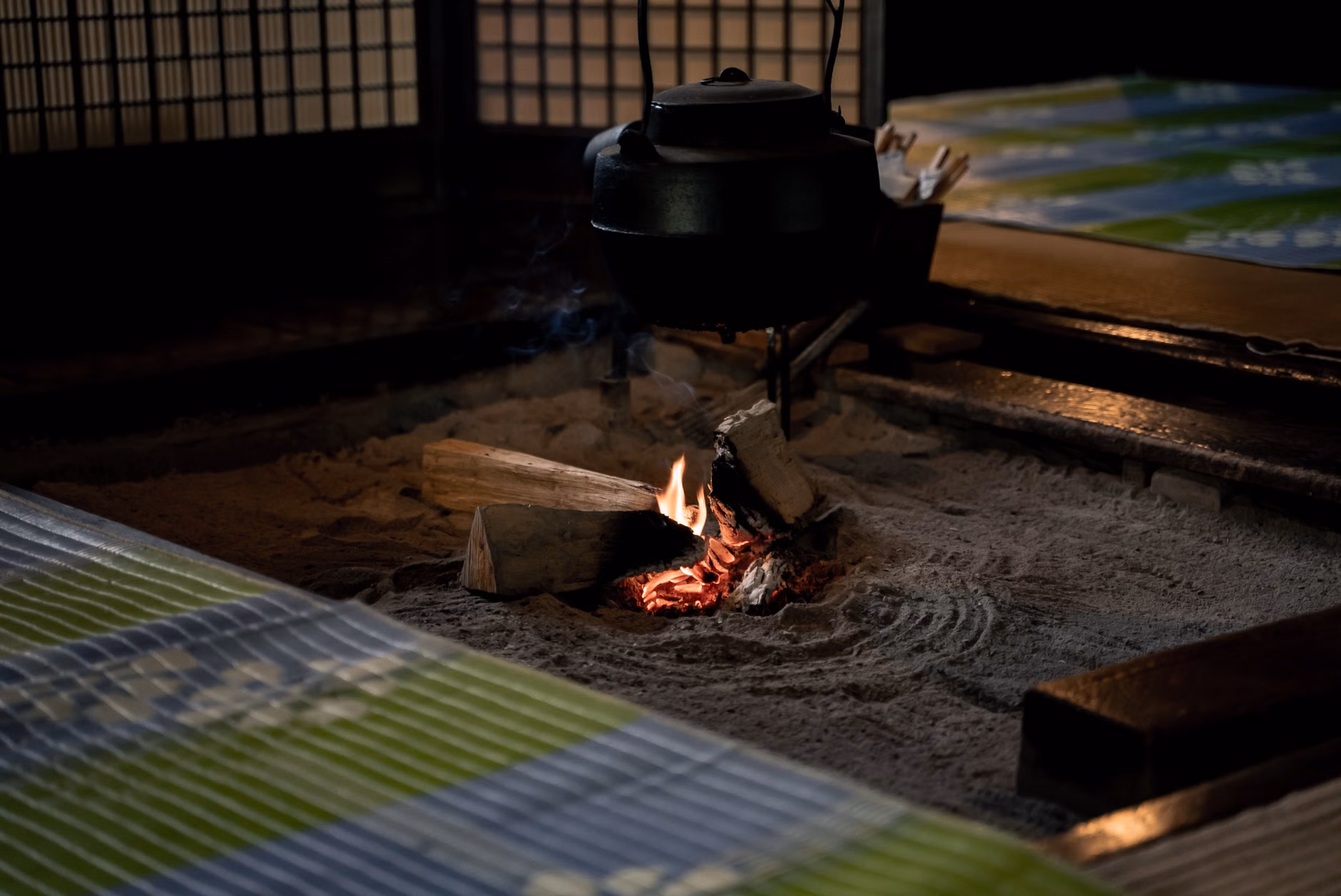 화로대 바닥을 보호하는 방염 매트와 화로대