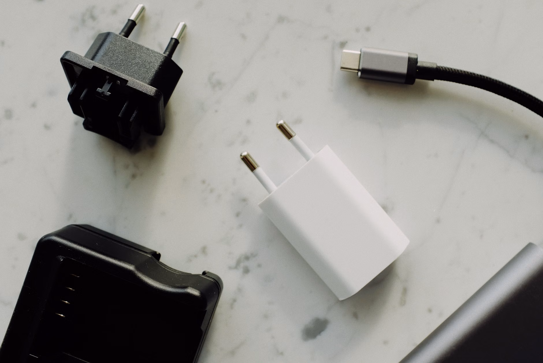 해외여행용 소형 멀티탭과 USB 포트 구성