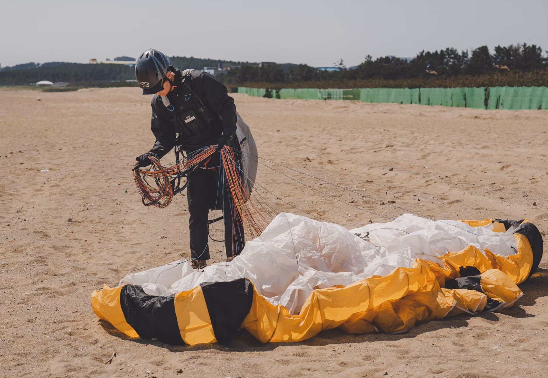 캠핑용 워터저그, 겨울엔 온수 보관함? 동파 방지 3단계 관리법 2 워터저그 동파 방지를 위해 보온 커버를 씌우는 모습
