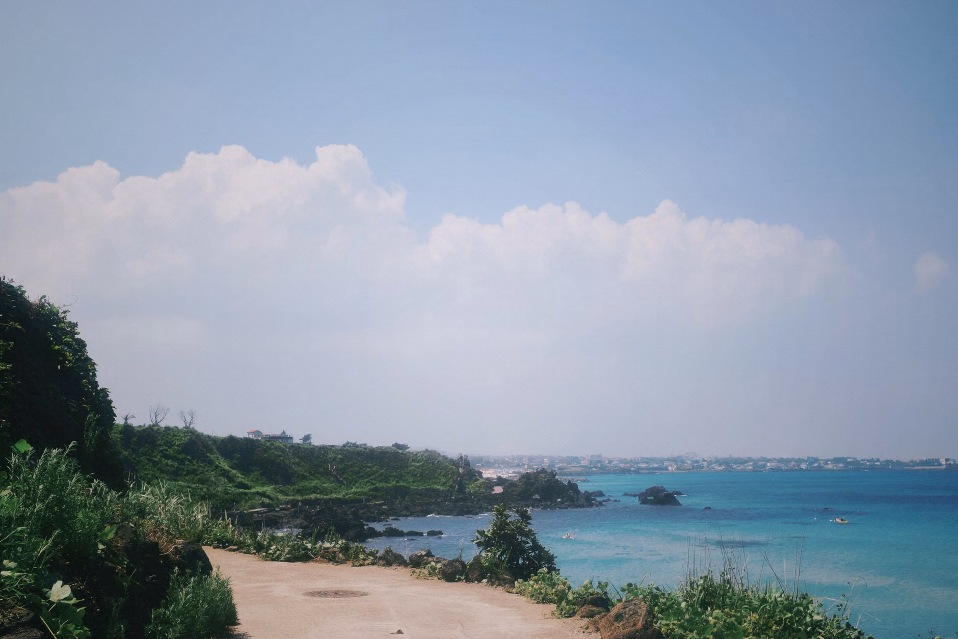 제주 바다를 배경으로 한 유모차 산책로 전경