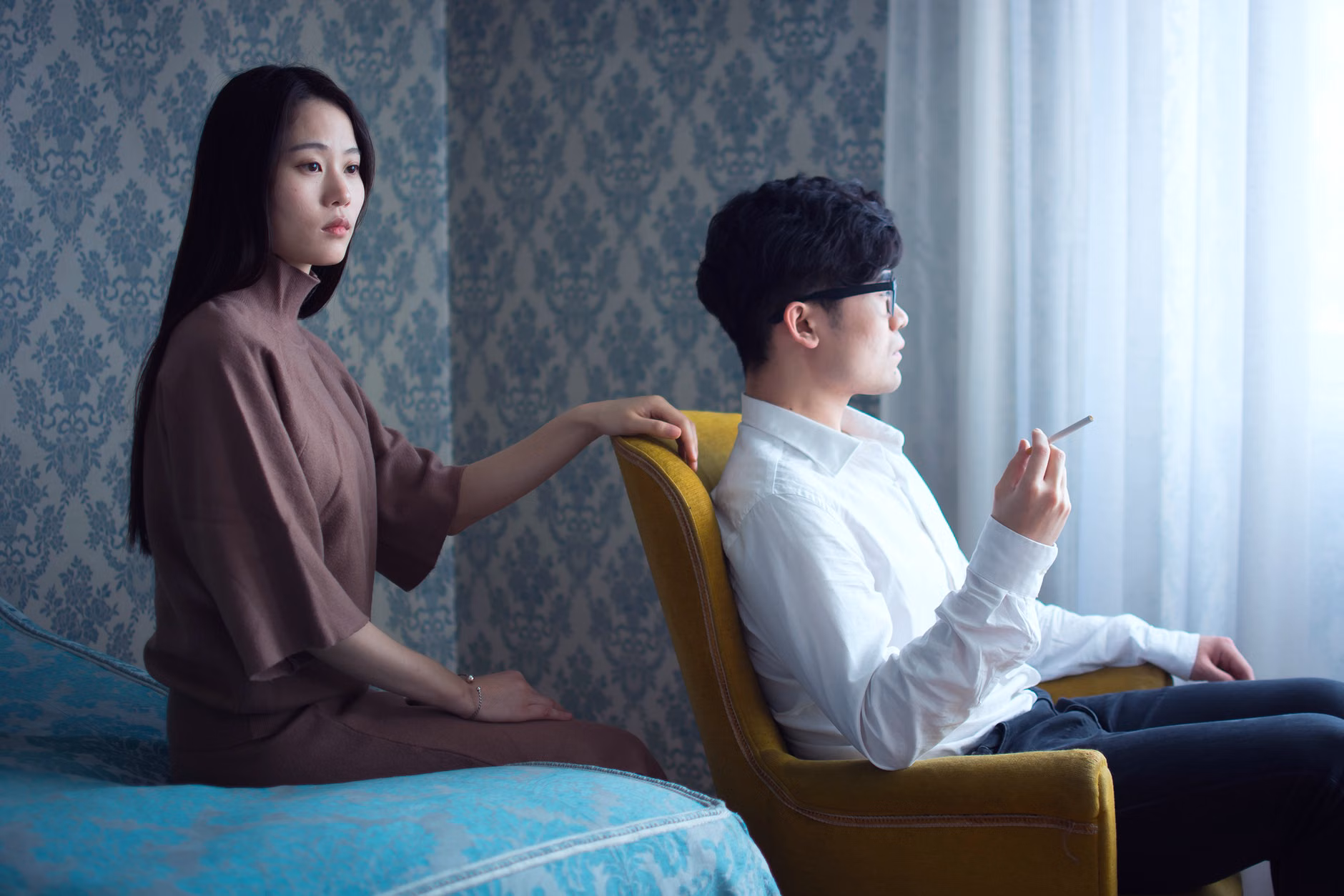상생임대인 제도, 전세 만기 전 30대 부모가 반드시 챙겨야 할 3가지 체크리스트 3 전세 계약을 논의하는 30대 부부