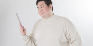 연말정산을 준비하며 태블릿으로 재테크 계획을 세우는 30대 직장인