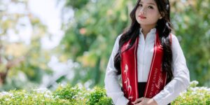 아이의 미래를 위한 장기 투자와 대학 자금 마련을 상징하는 현대적인 금융 일러스트