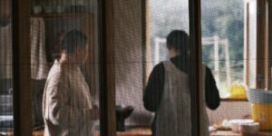 내 집 마련과 정책 모기지를 고민하는 3040 부부의 모습