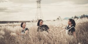 10월 가을 억새밭을 걷는 가족의 평화로운 풍경
