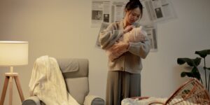 30대 부모가 재테크를 위해 가계부를 정리하는 따뜻한 모습