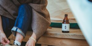 10월 가을 캠핑장의 아늑한 텐트 내부와 따뜻한 보온 매트가 준비된 모습