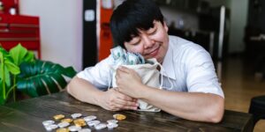 재테크를 고민하는 30대 부모를 위한 금리 하락기 투자 전략 컨셉 이미지