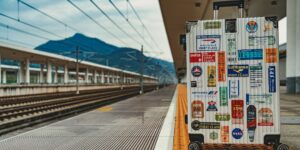 여행용 캐리어에 부착된 스마트 태그와 공항 배경