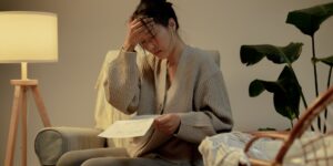30대 부모의 퇴직연금 운용과 재테크 계획을 고민하는 모습