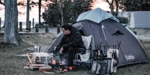 동계 캠핑장에서 전열 조끼를 입고 캠핑 준비를 하는 모습