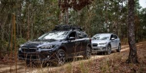 캠핑장에 주차된 루프박스가 장착된 SUV
