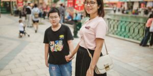 말레이시아 조호바루 레고랜드 입구로 향하는 가족의 모습