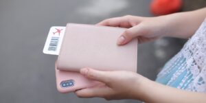 해외여행 여권과 스마트 태그, 복사본이 깔끔하게 정리된 여행 준비물 이미지