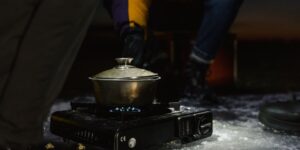 겨울 캠핑 텐트 안에서 안전하게 사용 중인 난로 받침대 모습