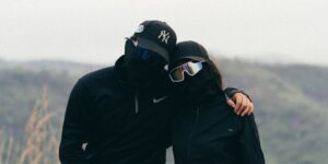 연말정산 전략을 짜고 있는 30대 맞벌이 부부의 모습