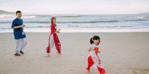 1월의 평온한 다낭 리조트에서 산책하는 가족의 모습